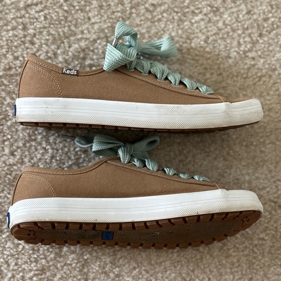 EUC Women’s Keds Sneakers size 7 Tan with turquoise laces - Picture 5 of 7